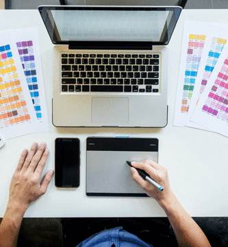Portátil, tableta gráfica y pantones son elementos básicos para hacer el diseño de una portada de un libro