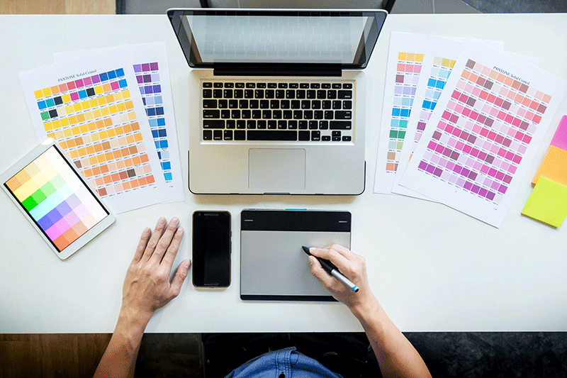 Portátil, tableta gráfica y pantones son elementos básicos para hacer el diseño de una portada de un libro